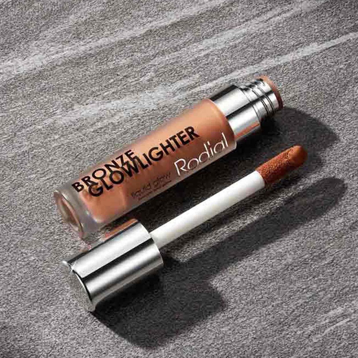 Rodial Bronze Glowlighter - Illuminante per un Finito Naturale - Image 2